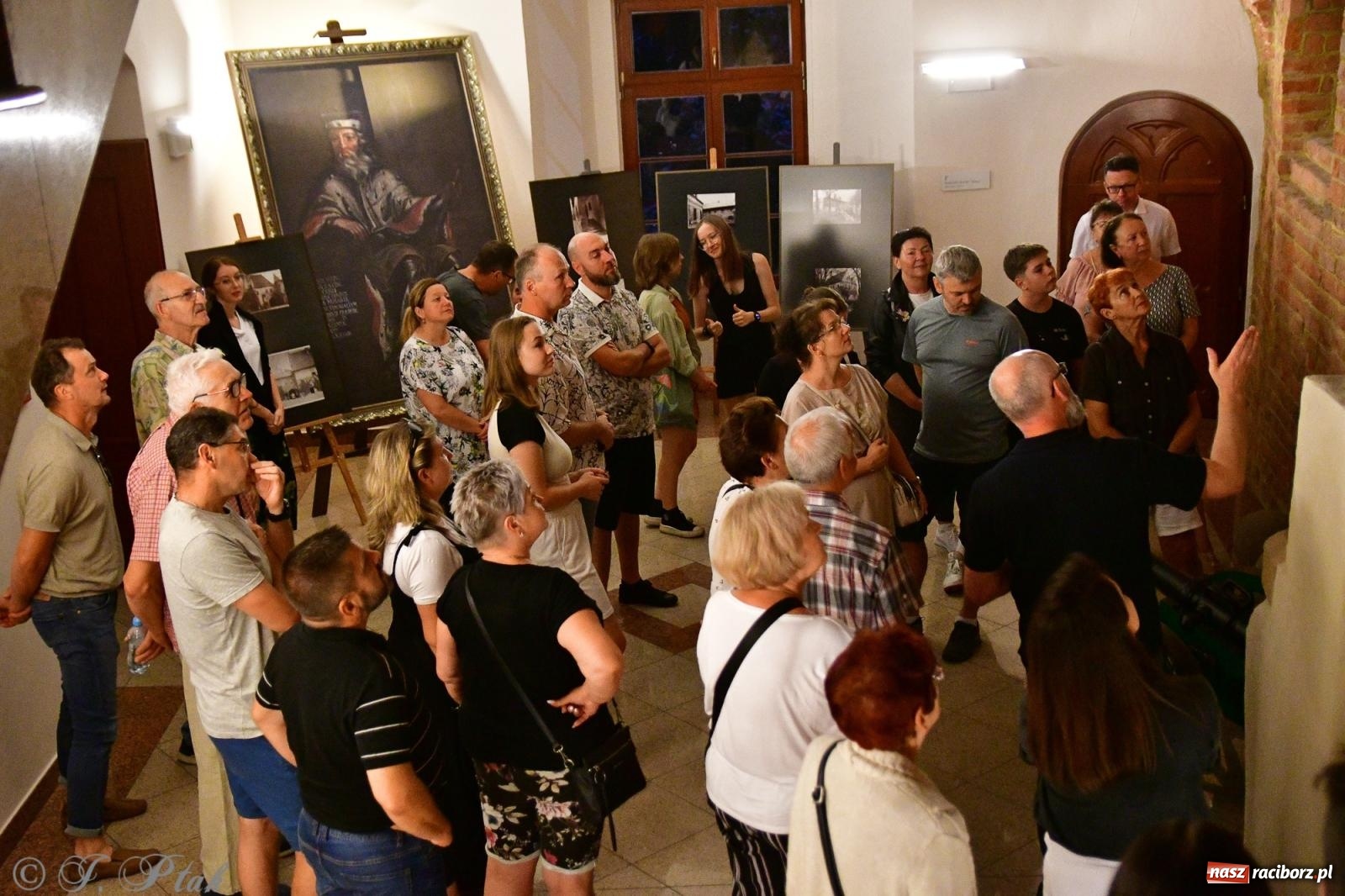 Zdjęcie w galerii na portalu naszraciborz.pl: Nocne zwiedzanie na raciborskim zamku z Królewskim Dzwonem Zygmunta w tle wiadomości z regionu