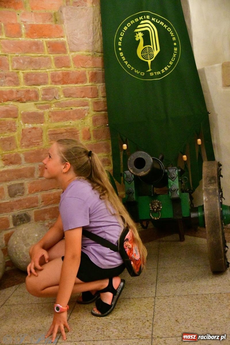 Zdjęcie w galerii na portalu naszraciborz.pl: Nocne zwiedzanie na raciborskim zamku z Królewskim Dzwonem Zygmunta w tle wiadomości z regionu