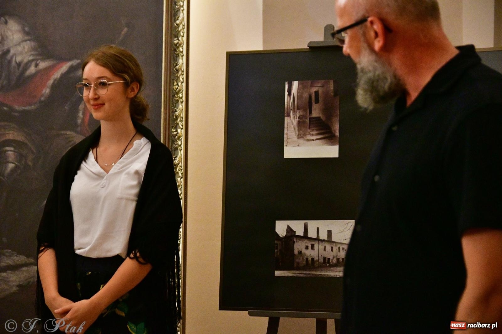 Zdjęcie w galerii na portalu naszraciborz.pl: Nocne zwiedzanie na raciborskim zamku z Królewskim Dzwonem Zygmunta w tle wiadomości z regionu