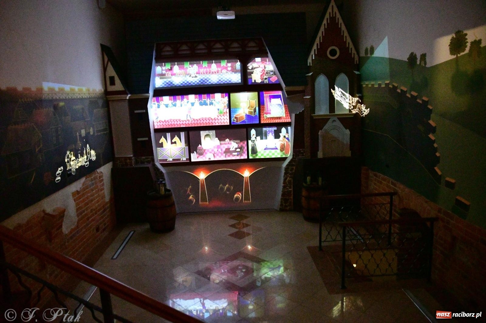 Zdjęcie w galerii na portalu naszraciborz.pl: Nocne zwiedzanie na raciborskim zamku z Królewskim Dzwonem Zygmunta w tle wiadomości z regionu