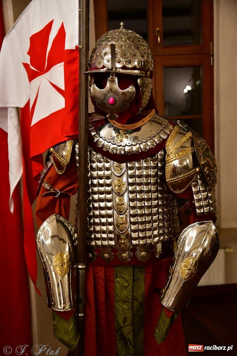 Zdjęcie w galerii na portalu naszraciborz.pl: Nocne zwiedzanie na raciborskim zamku z Królewskim Dzwonem Zygmunta w tle wiadomości z regionu