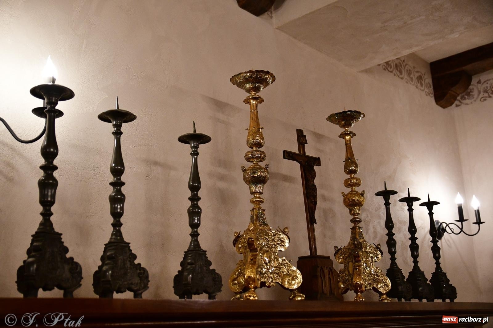 Zdjęcie w galerii na portalu naszraciborz.pl: Nocne zwiedzanie na raciborskim zamku z Królewskim Dzwonem Zygmunta w tle wiadomości z regionu