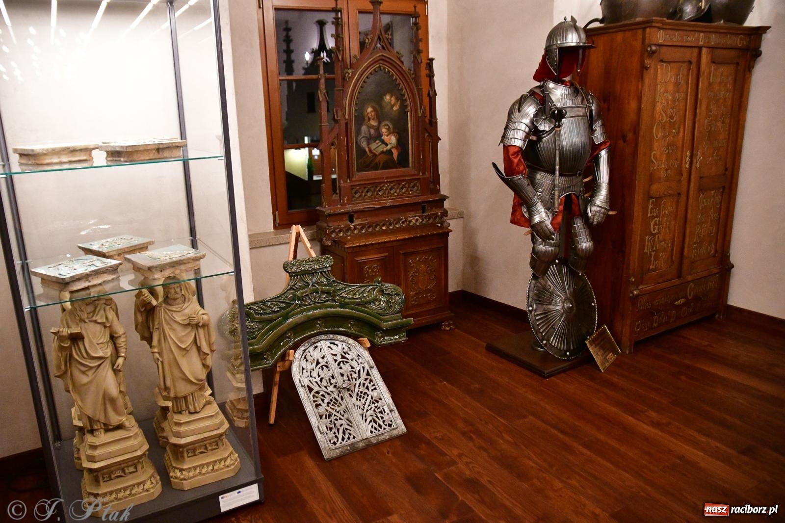 Zdjęcie w galerii na portalu naszraciborz.pl: Nocne zwiedzanie na raciborskim zamku z Królewskim Dzwonem Zygmunta w tle wiadomości z regionu