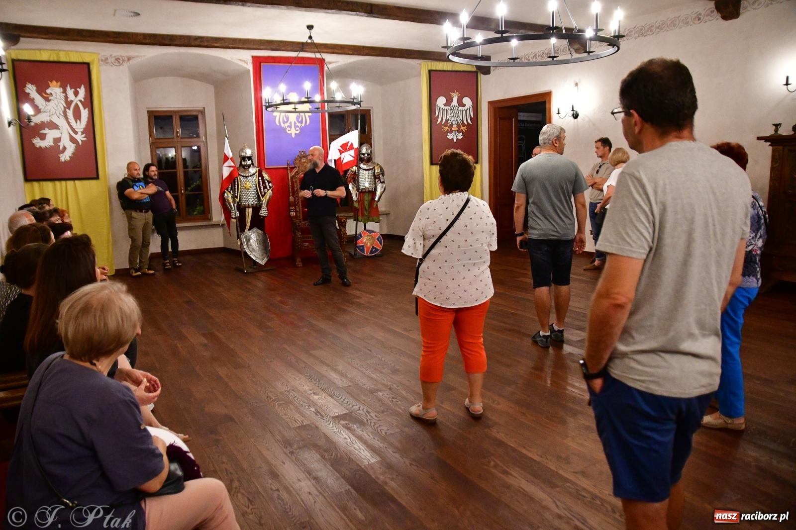 Zdjęcie w galerii na portalu naszraciborz.pl: Nocne zwiedzanie na raciborskim zamku z Królewskim Dzwonem Zygmunta w tle wiadomości z regionu