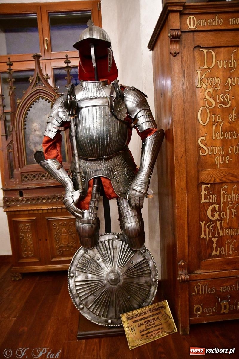 Zdjęcie w galerii na portalu naszraciborz.pl: Nocne zwiedzanie na raciborskim zamku z Królewskim Dzwonem Zygmunta w tle wiadomości z regionu