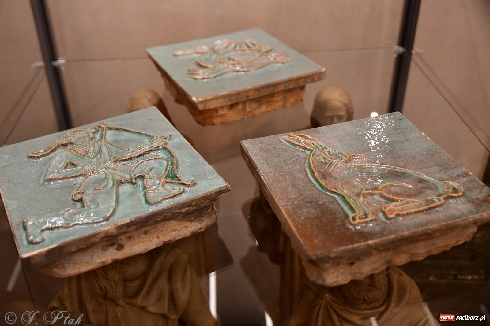 Zdjęcie w galerii na portalu naszraciborz.pl: Nocne zwiedzanie na raciborskim zamku z Królewskim Dzwonem Zygmunta w tle wiadomości z regionu