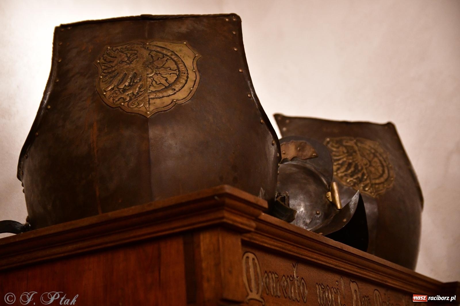 Zdjęcie w galerii na portalu naszraciborz.pl: Nocne zwiedzanie na raciborskim zamku z Królewskim Dzwonem Zygmunta w tle wiadomości z regionu