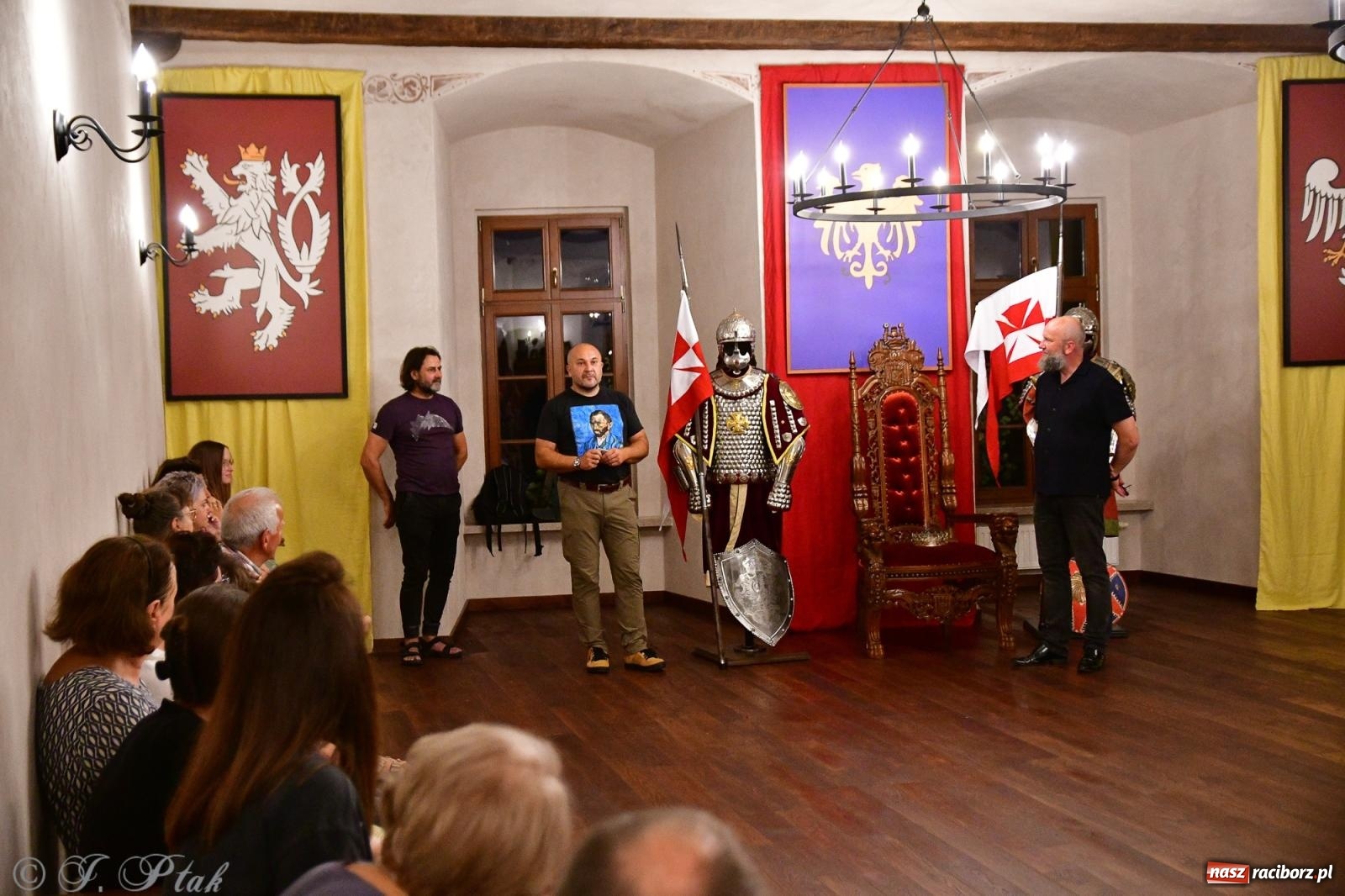 Zdjęcie w galerii na portalu naszraciborz.pl: Nocne zwiedzanie na raciborskim zamku z Królewskim Dzwonem Zygmunta w tle wiadomości z regionu