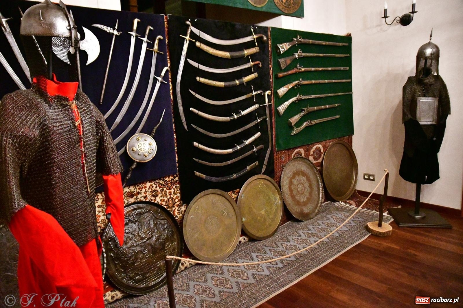 Zdjęcie w galerii na portalu naszraciborz.pl: Nocne zwiedzanie na raciborskim zamku z Królewskim Dzwonem Zygmunta w tle wiadomości z regionu