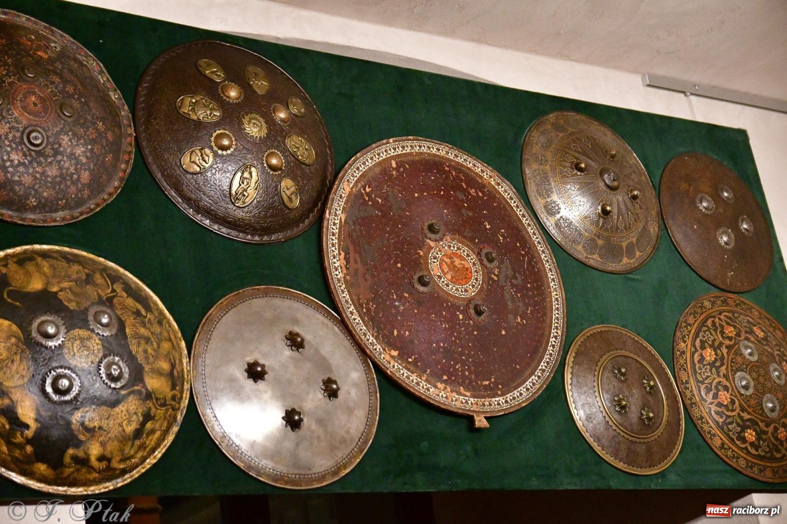 Zdjęcie w galerii na portalu naszraciborz.pl: Nocne zwiedzanie na raciborskim zamku z Królewskim Dzwonem Zygmunta w tle wiadomości z regionu