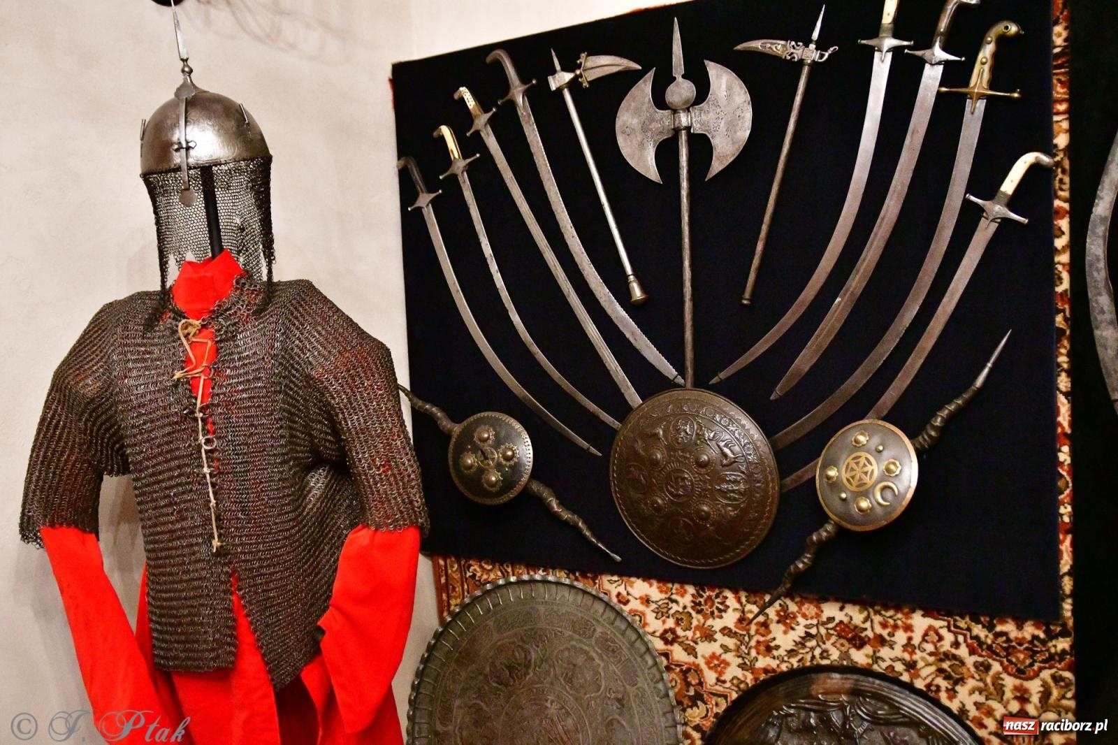 Zdjęcie w galerii na portalu naszraciborz.pl: Nocne zwiedzanie na raciborskim zamku z Królewskim Dzwonem Zygmunta w tle wiadomości z regionu