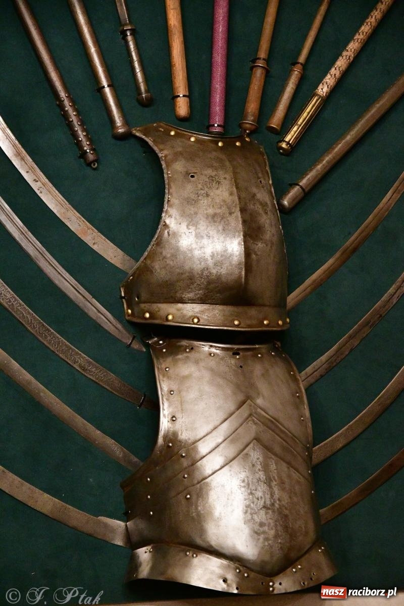 Zdjęcie w galerii na portalu naszraciborz.pl: Nocne zwiedzanie na raciborskim zamku z Królewskim Dzwonem Zygmunta w tle wiadomości z regionu