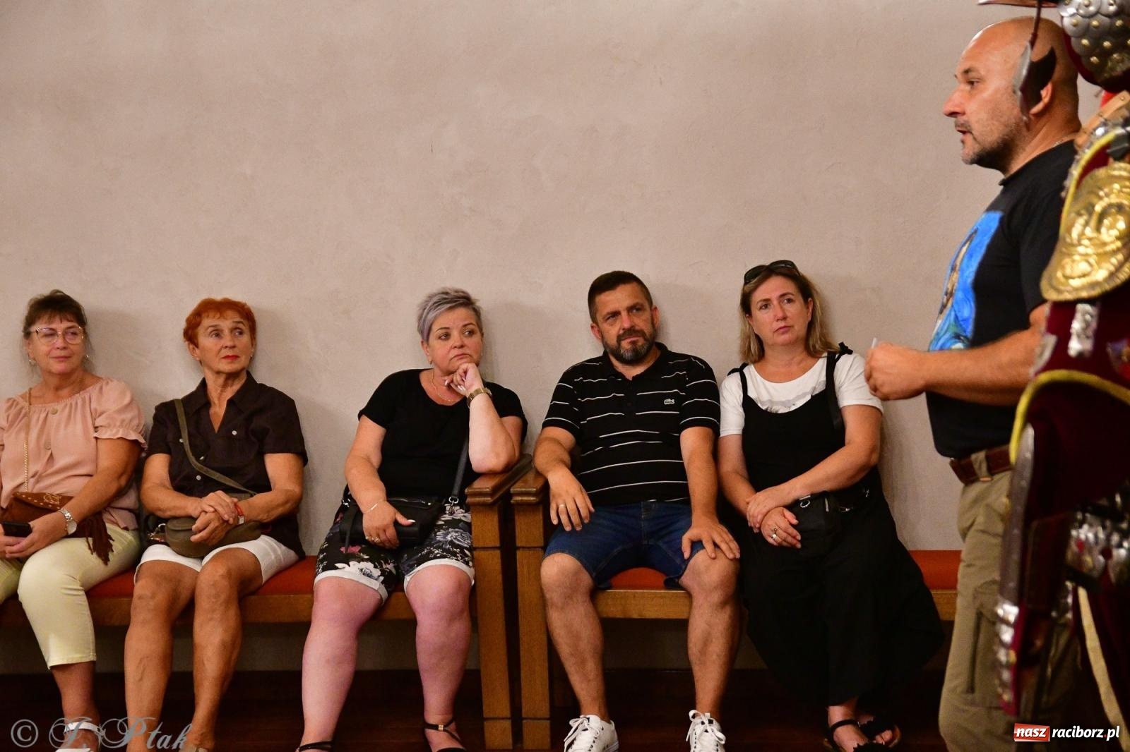 Zdjęcie w galerii na portalu naszraciborz.pl: Nocne zwiedzanie na raciborskim zamku z Królewskim Dzwonem Zygmunta w tle wiadomości z regionu