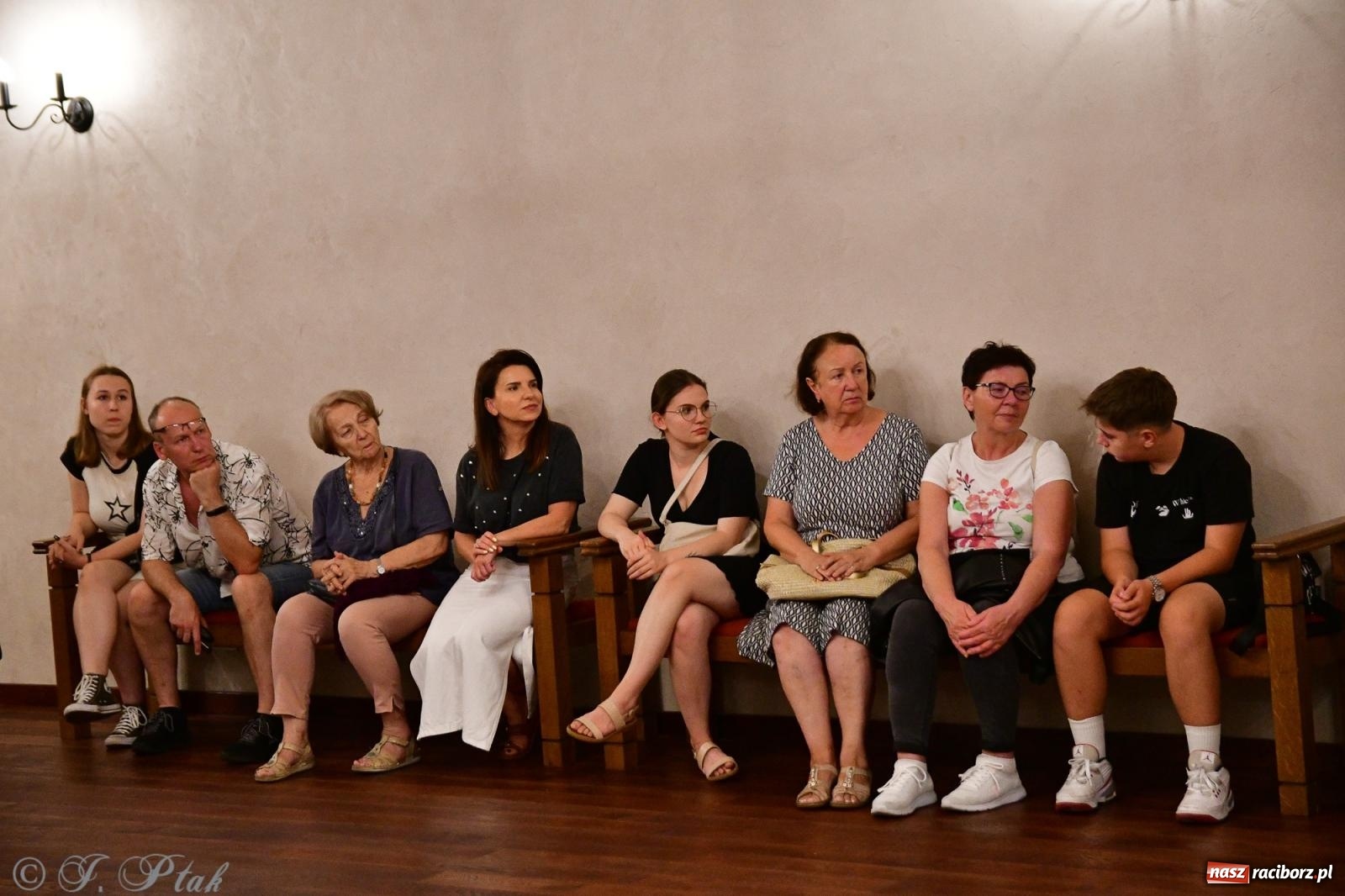 Zdjęcie w galerii na portalu naszraciborz.pl: Nocne zwiedzanie na raciborskim zamku z Królewskim Dzwonem Zygmunta w tle wiadomości z regionu