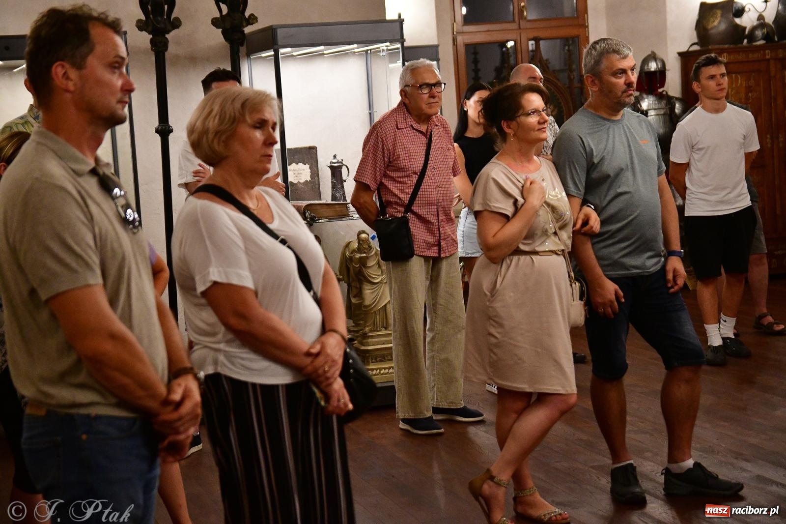 Zdjęcie w galerii na portalu naszraciborz.pl: Nocne zwiedzanie na raciborskim zamku z Królewskim Dzwonem Zygmunta w tle wiadomości z regionu