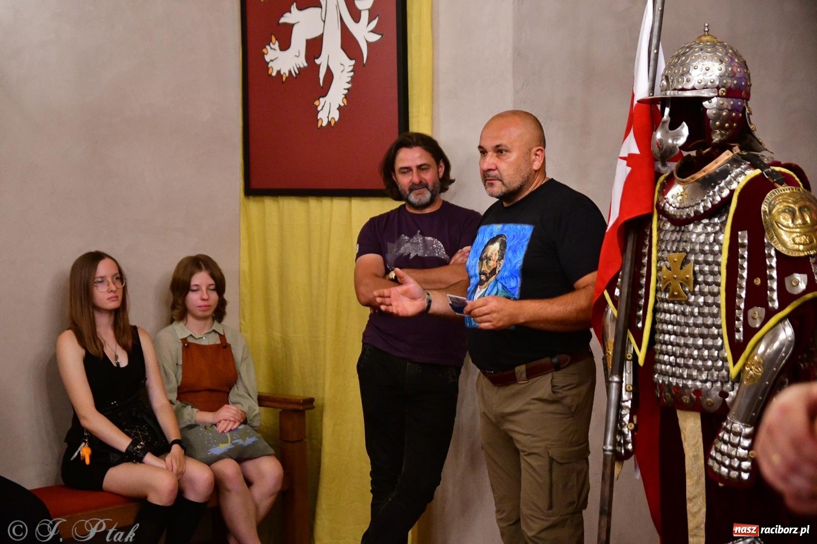 Zdjęcie w galerii na portalu naszraciborz.pl: Nocne zwiedzanie na raciborskim zamku z Królewskim Dzwonem Zygmunta w tle wiadomości z regionu