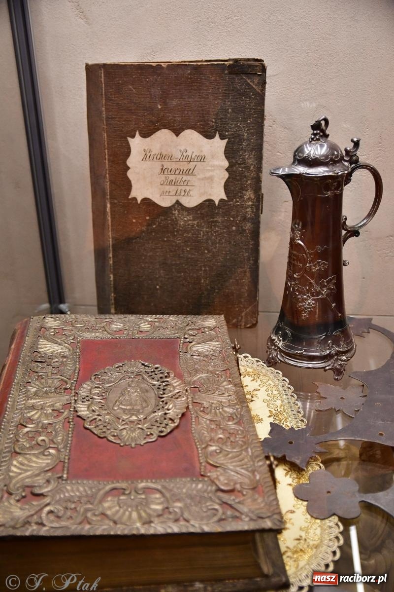 Zdjęcie w galerii na portalu naszraciborz.pl: Nocne zwiedzanie na raciborskim zamku z Królewskim Dzwonem Zygmunta w tle wiadomości z regionu