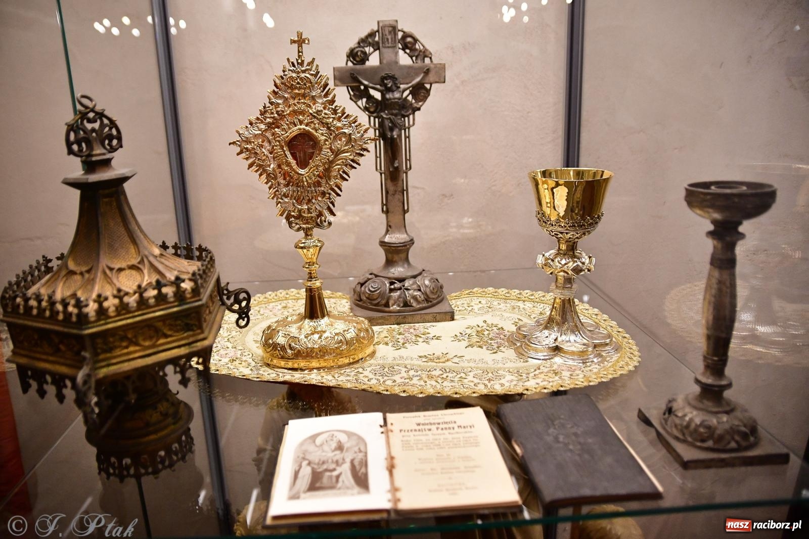 Zdjęcie w galerii na portalu naszraciborz.pl: Nocne zwiedzanie na raciborskim zamku z Królewskim Dzwonem Zygmunta w tle wiadomości z regionu