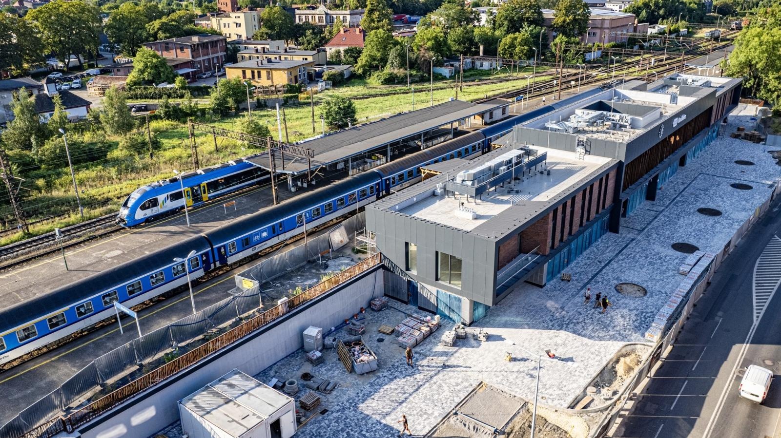 Zdjęcie w galerii na portalu naszraciborz.pl: Pół tysiąca roślin i niebieski bruk. Remont dworca na finiszu [FOTO] wiadomości z regionu