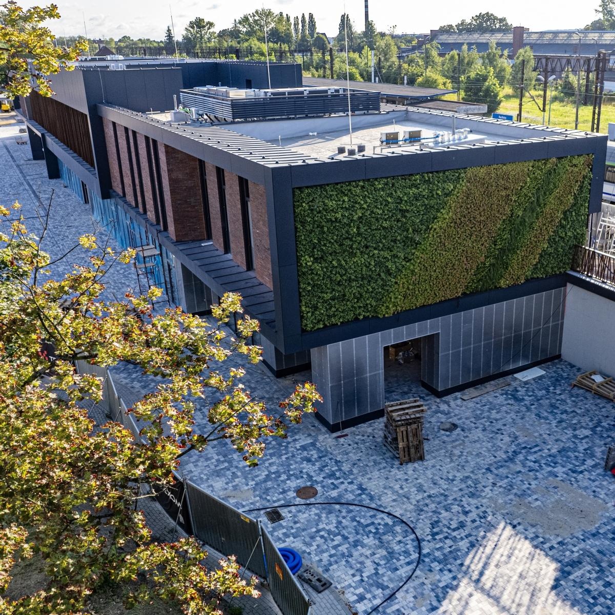 Zdjęcie w galerii na portalu naszraciborz.pl: Pół tysiąca roślin i niebieski bruk. Remont dworca na finiszu [FOTO] wiadomości z regionu