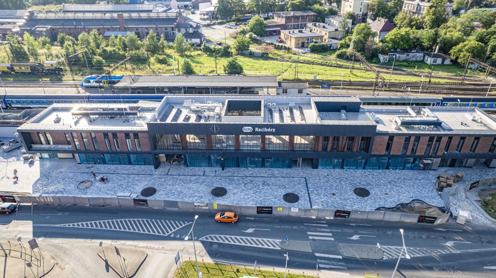 Zdjęcie w galerii na portalu naszraciborz.pl: Pół tysiąca roślin i niebieski bruk. Remont dworca na finiszu [FOTO] wiadomości z regionu