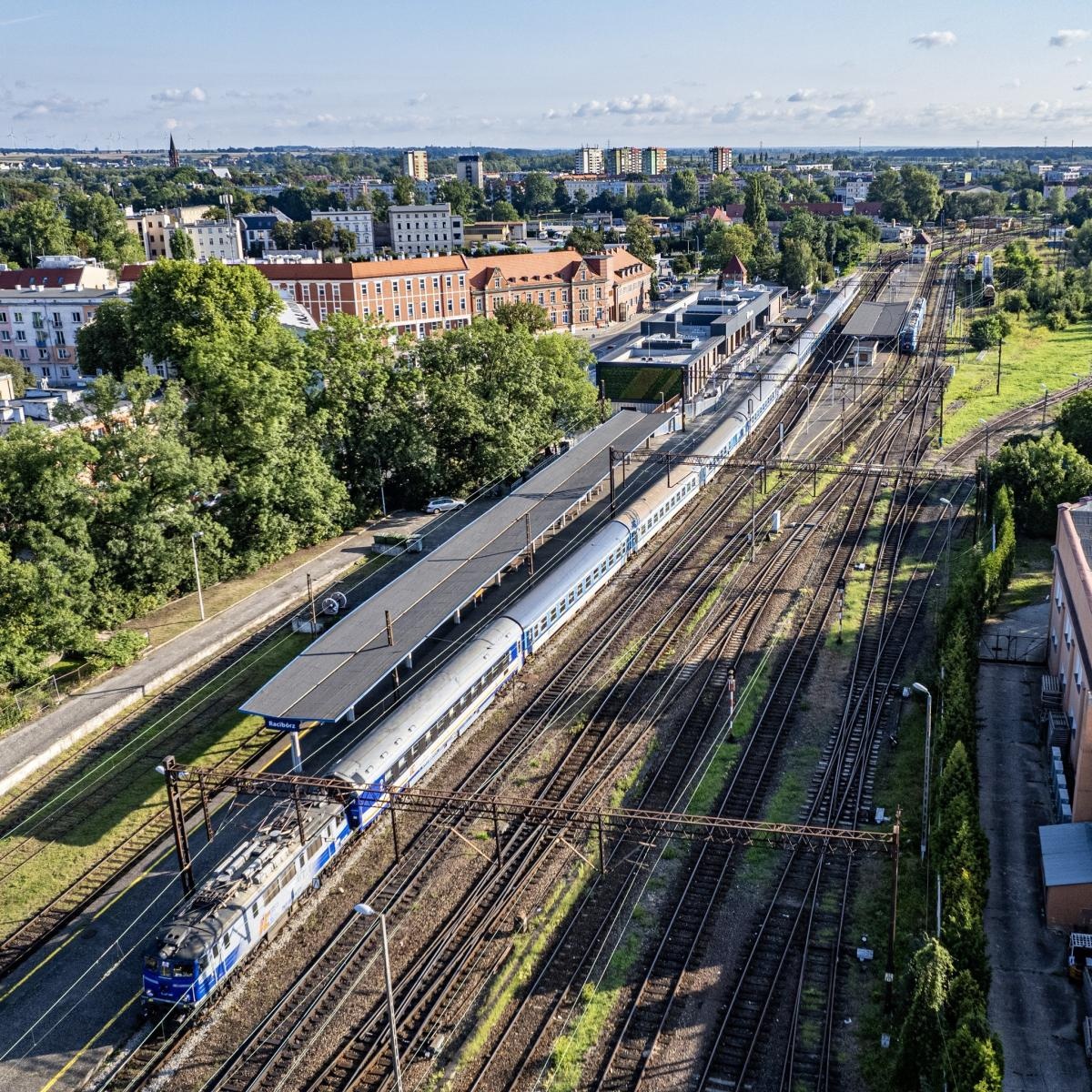 Zdjęcie w galerii na portalu naszraciborz.pl: Pół tysiąca roślin i niebieski bruk. Remont dworca na finiszu [FOTO] wiadomości z regionu