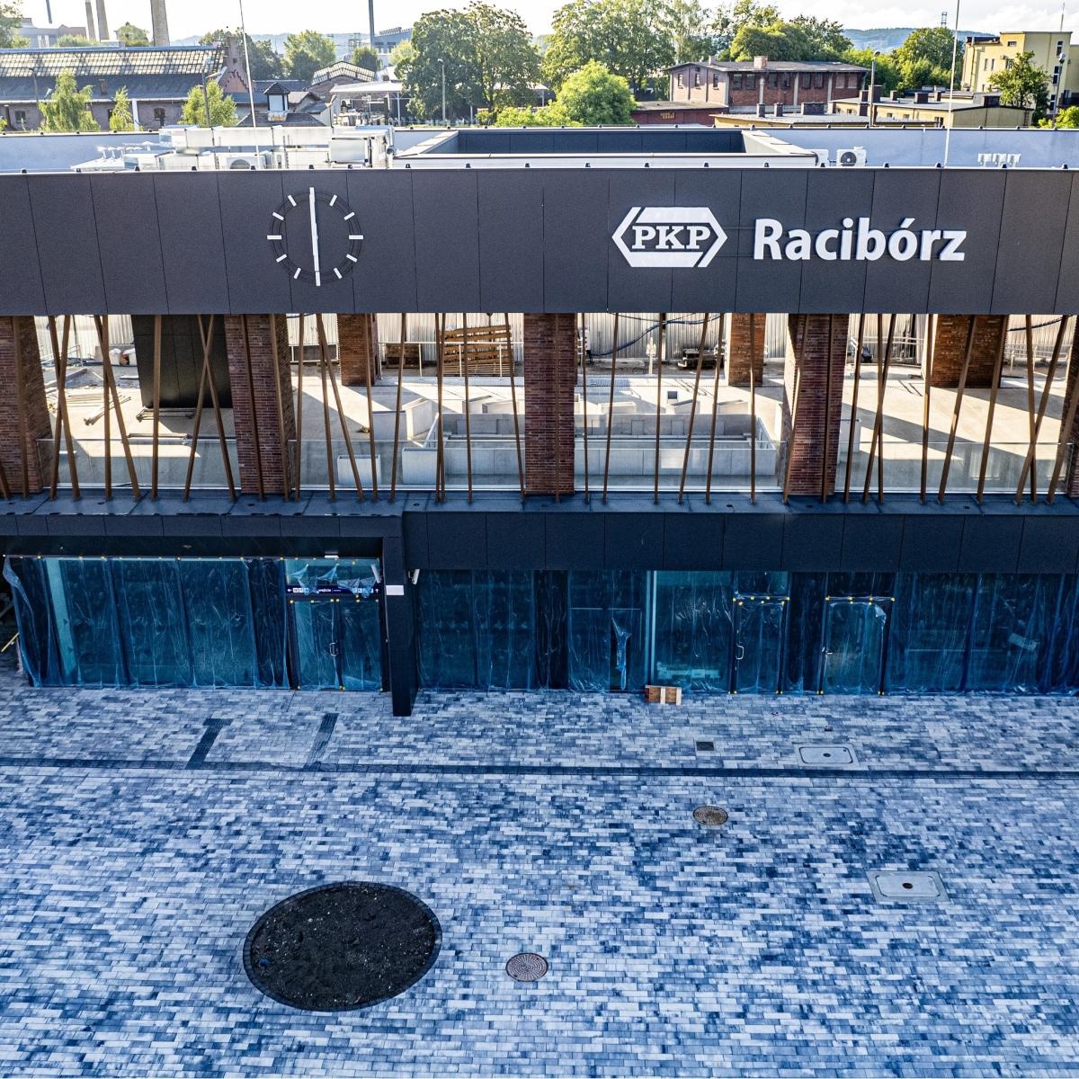 Zdjęcie w galerii na portalu naszraciborz.pl: Pół tysiąca roślin i niebieski bruk. Remont dworca na finiszu [FOTO] wiadomości z regionu