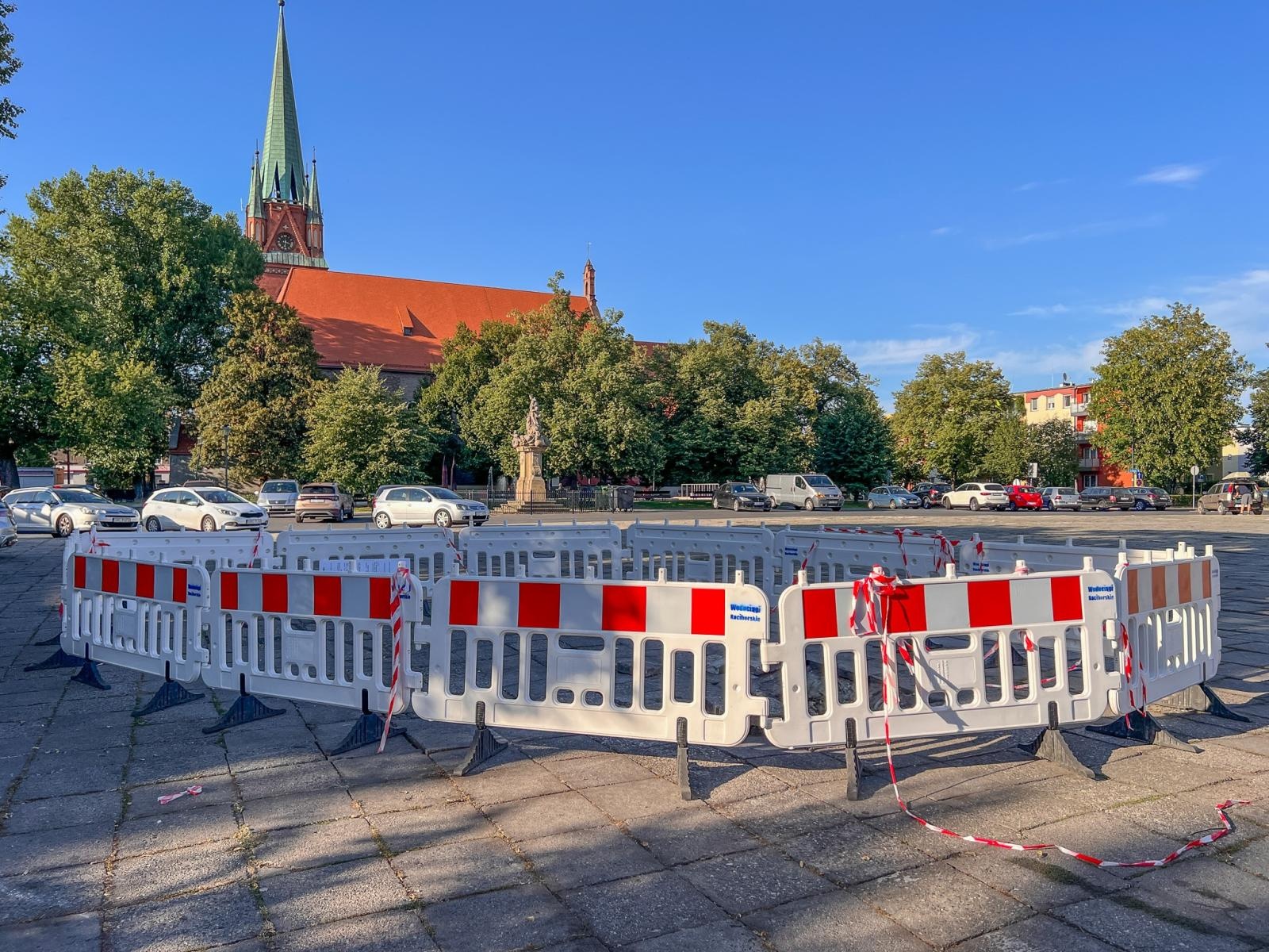 Zdjęcie w galerii na portalu naszraciborz.pl: Czy plac Długosza jest bezpieczny? Miasto usunęło zapadlinę, ale archeolodzy nie wykluczają kolejnych [WIDEO] wiadomości z regionu