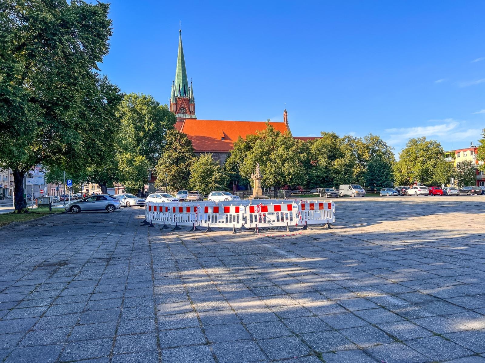 Zdjęcie w galerii na portalu naszraciborz.pl: Czy plac Długosza jest bezpieczny? Miasto usunęło zapadlinę, ale archeolodzy nie wykluczają kolejnych [WIDEO] wiadomości z regionu