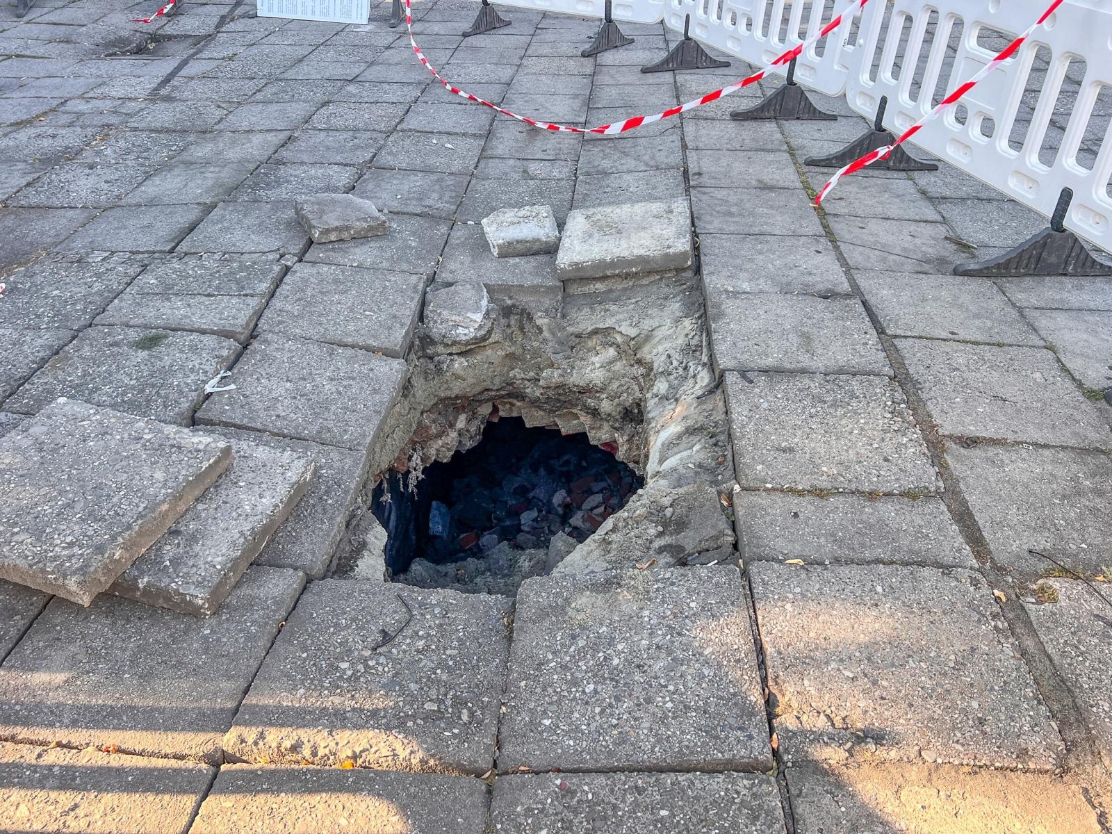 Zdjęcie w galerii na portalu naszraciborz.pl: Czy plac Długosza jest bezpieczny? Miasto usunęło zapadlinę, ale archeolodzy nie wykluczają kolejnych [WIDEO] wiadomości z regionu