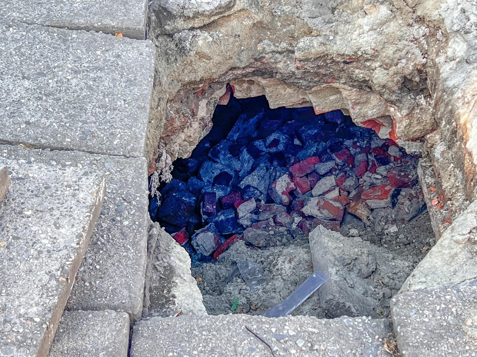 Zdjęcie w galerii na portalu naszraciborz.pl: Czy plac Długosza jest bezpieczny? Miasto usunęło zapadlinę, ale archeolodzy nie wykluczają kolejnych [WIDEO] wiadomości z regionu