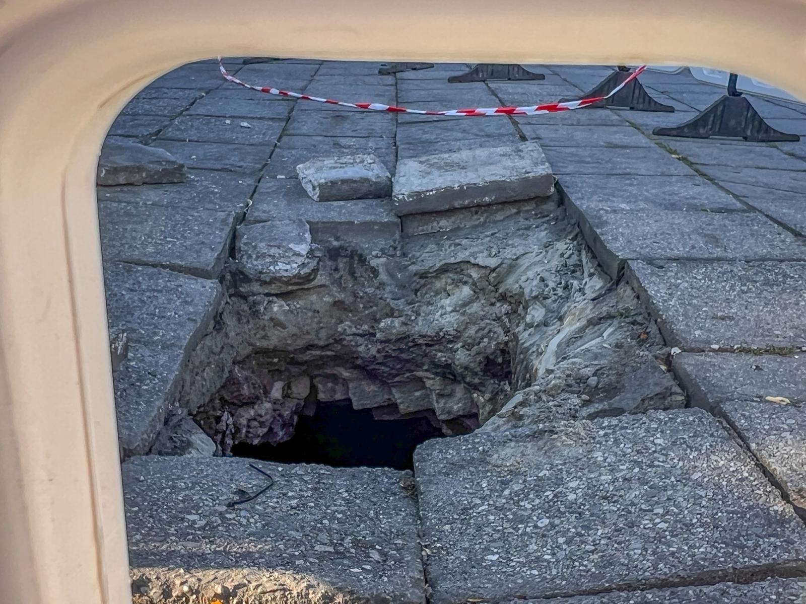 Zdjęcie w galerii na portalu naszraciborz.pl: Czy plac Długosza jest bezpieczny? Miasto usunęło zapadlinę, ale archeolodzy nie wykluczają kolejnych [WIDEO] wiadomości z regionu