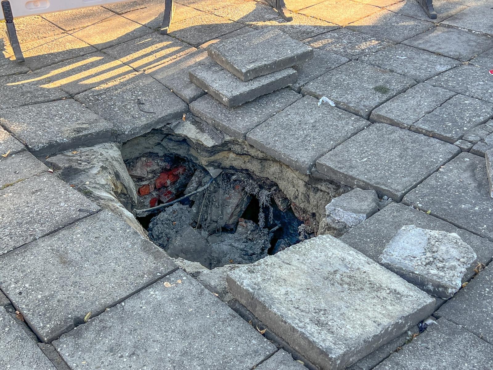 Zdjęcie w galerii na portalu naszraciborz.pl: Czy plac Długosza jest bezpieczny? Miasto usunęło zapadlinę, ale archeolodzy nie wykluczają kolejnych [WIDEO] wiadomości z regionu