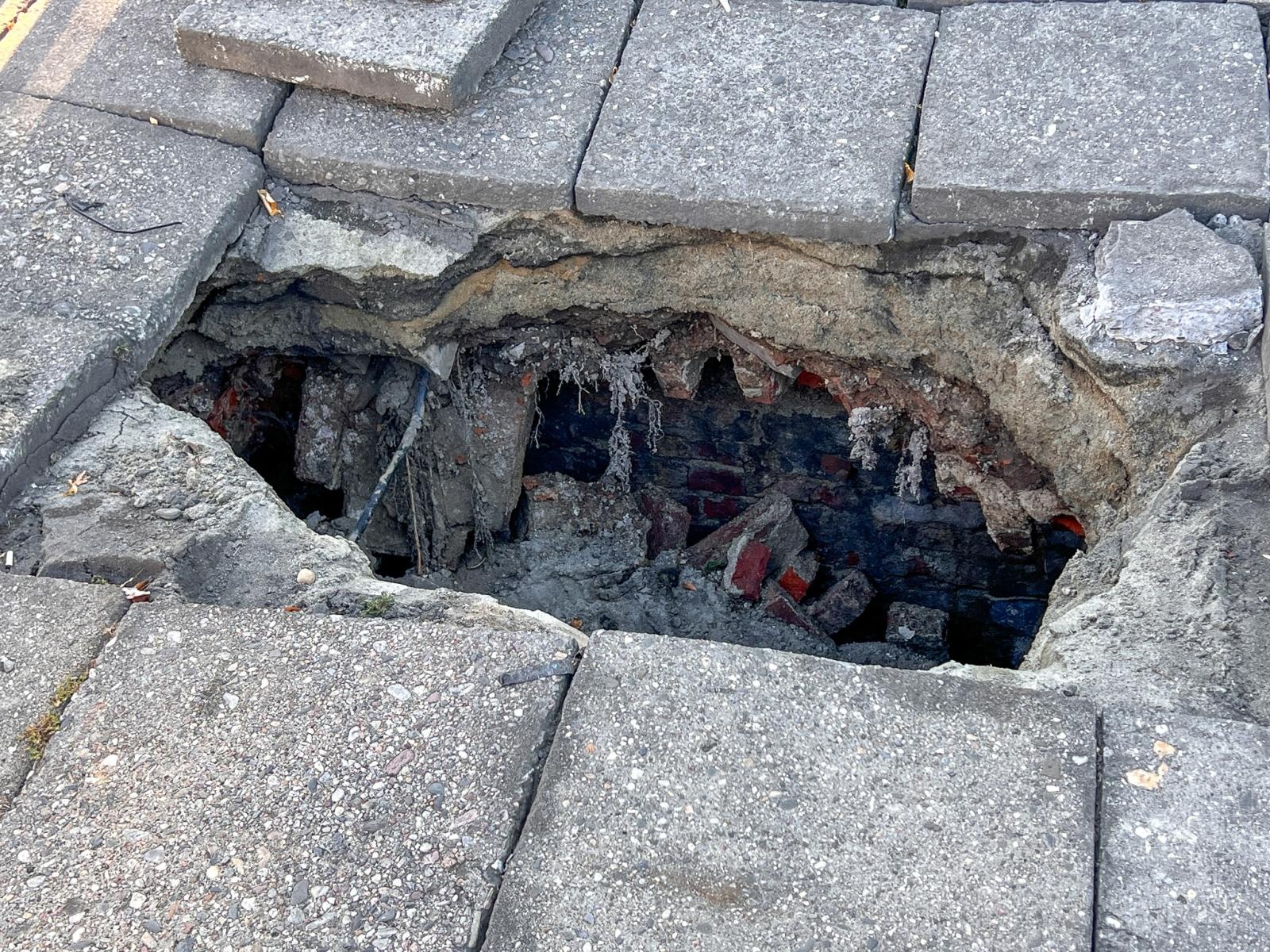 Zdjęcie w galerii na portalu naszraciborz.pl: Czy plac Długosza jest bezpieczny? Miasto usunęło zapadlinę, ale archeolodzy nie wykluczają kolejnych [WIDEO] wiadomości z regionu