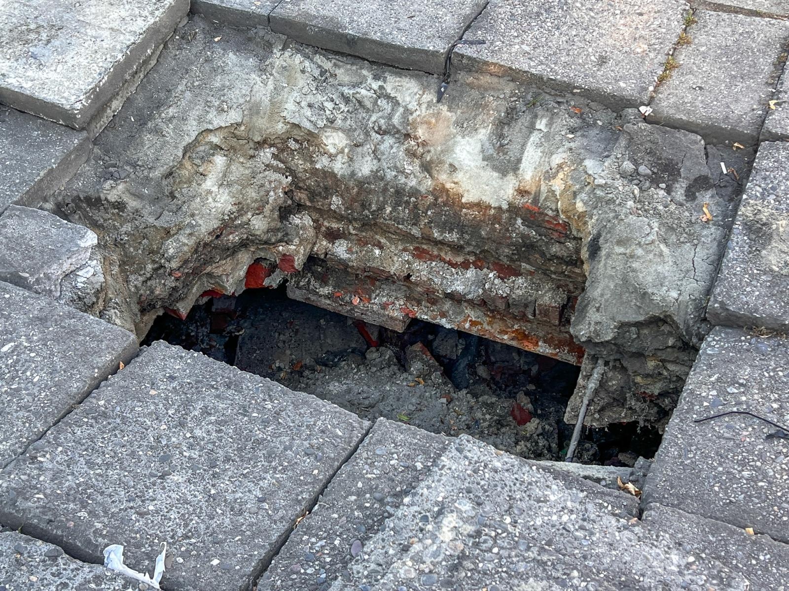 Zdjęcie w galerii na portalu naszraciborz.pl: Czy plac Długosza jest bezpieczny? Miasto usunęło zapadlinę, ale archeolodzy nie wykluczają kolejnych [WIDEO] wiadomości z regionu