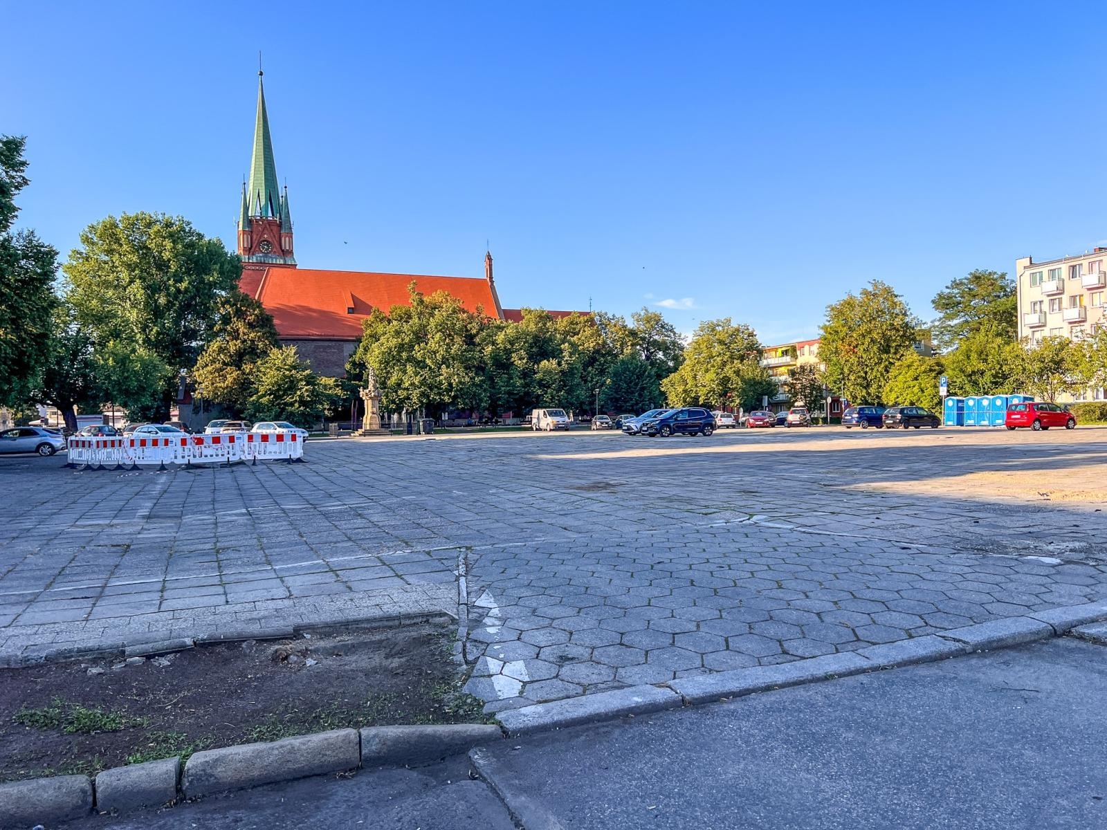 Zdjęcie w galerii na portalu naszraciborz.pl: Czy plac Długosza jest bezpieczny? Miasto usunęło zapadlinę, ale archeolodzy nie wykluczają kolejnych [WIDEO] wiadomości z regionu