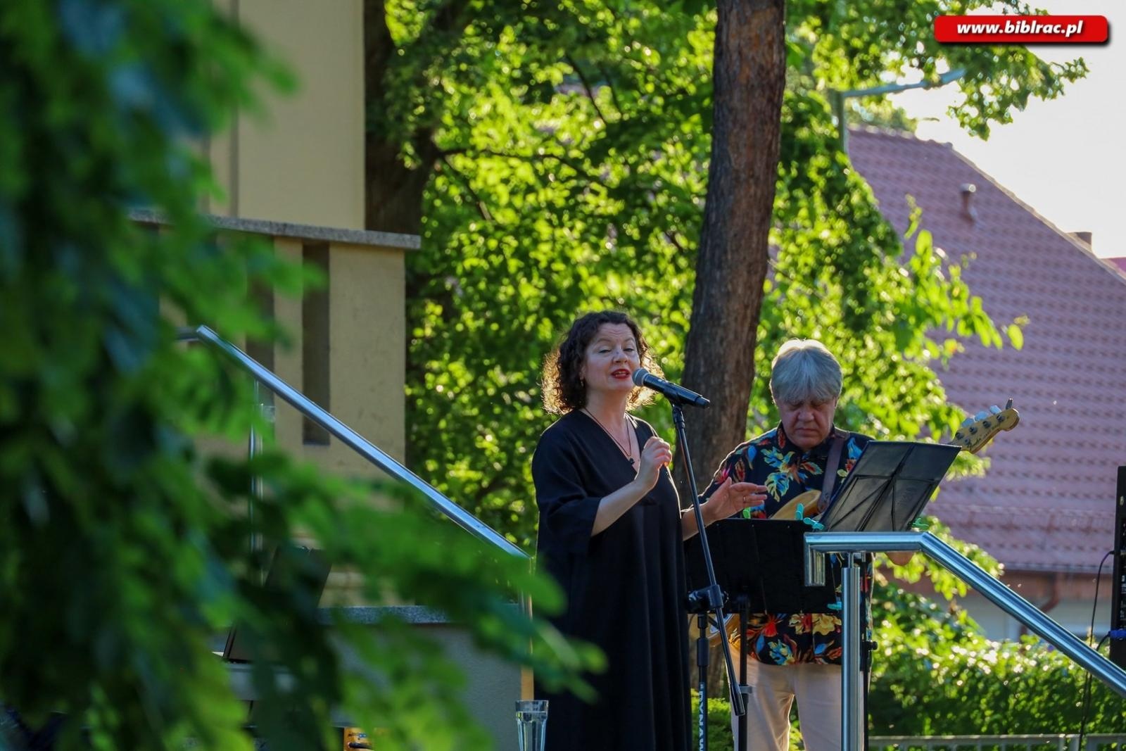 Zdjęcie w galerii na portalu naszraciborz.pl: Wariatka tańczy – Agnieszka Grochowicz zaśpiewa piosenki Agnieszki Osieckiej na schodach Biblioteki wiadomości z regionu