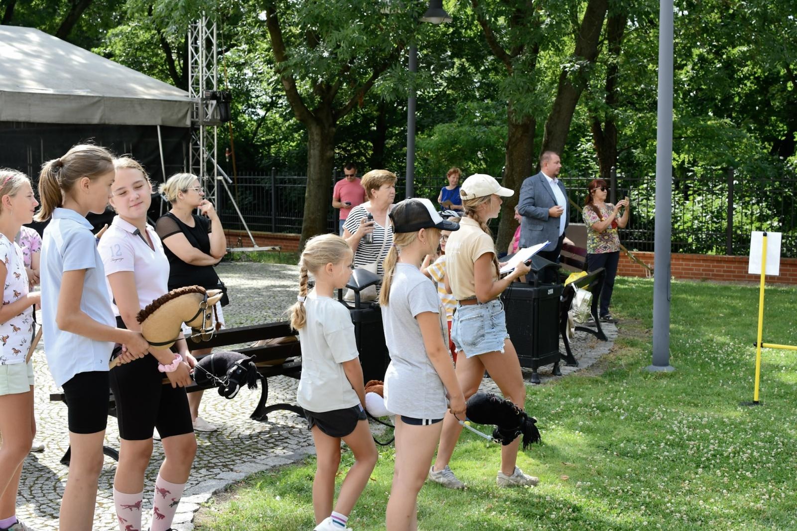 Zdjęcie w galerii na portalu naszraciborz.pl: Wakacje z siodłem na Zamku Piastowskim: konie, alpaki i uśmiechy wiadomości z regionu