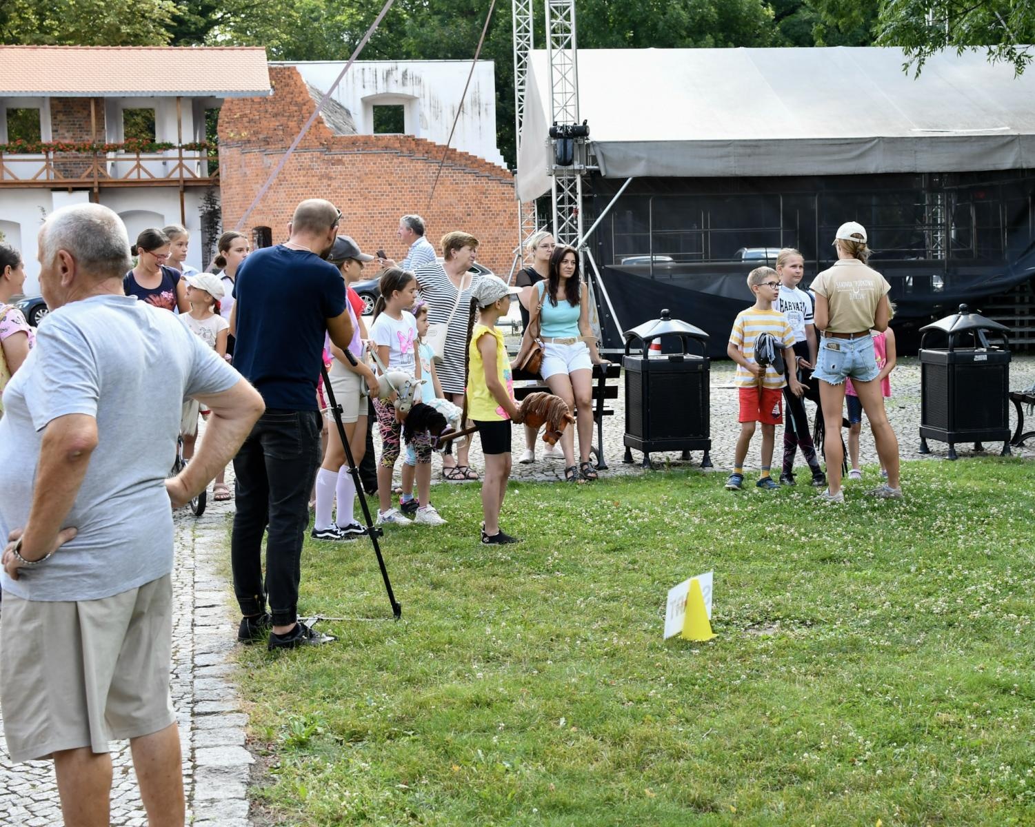 Zdjęcie w galerii na portalu naszraciborz.pl: Wakacje z siodłem na Zamku Piastowskim: konie, alpaki i uśmiechy wiadomości z regionu