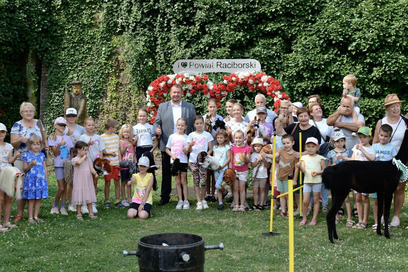 Zdjęcie w galerii na portalu naszraciborz.pl: Wakacje z siodłem na Zamku Piastowskim: konie, alpaki i uśmiechy wiadomości z regionu