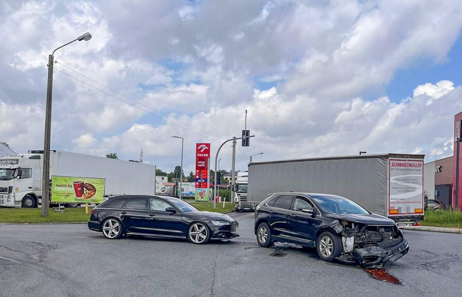 Zdjęcie w galerii na portalu naszraciborz.pl: Ford i audi zderzyły się na mycie. Sprawca nie dostosował się do sygnalizacji wiadomości z regionu