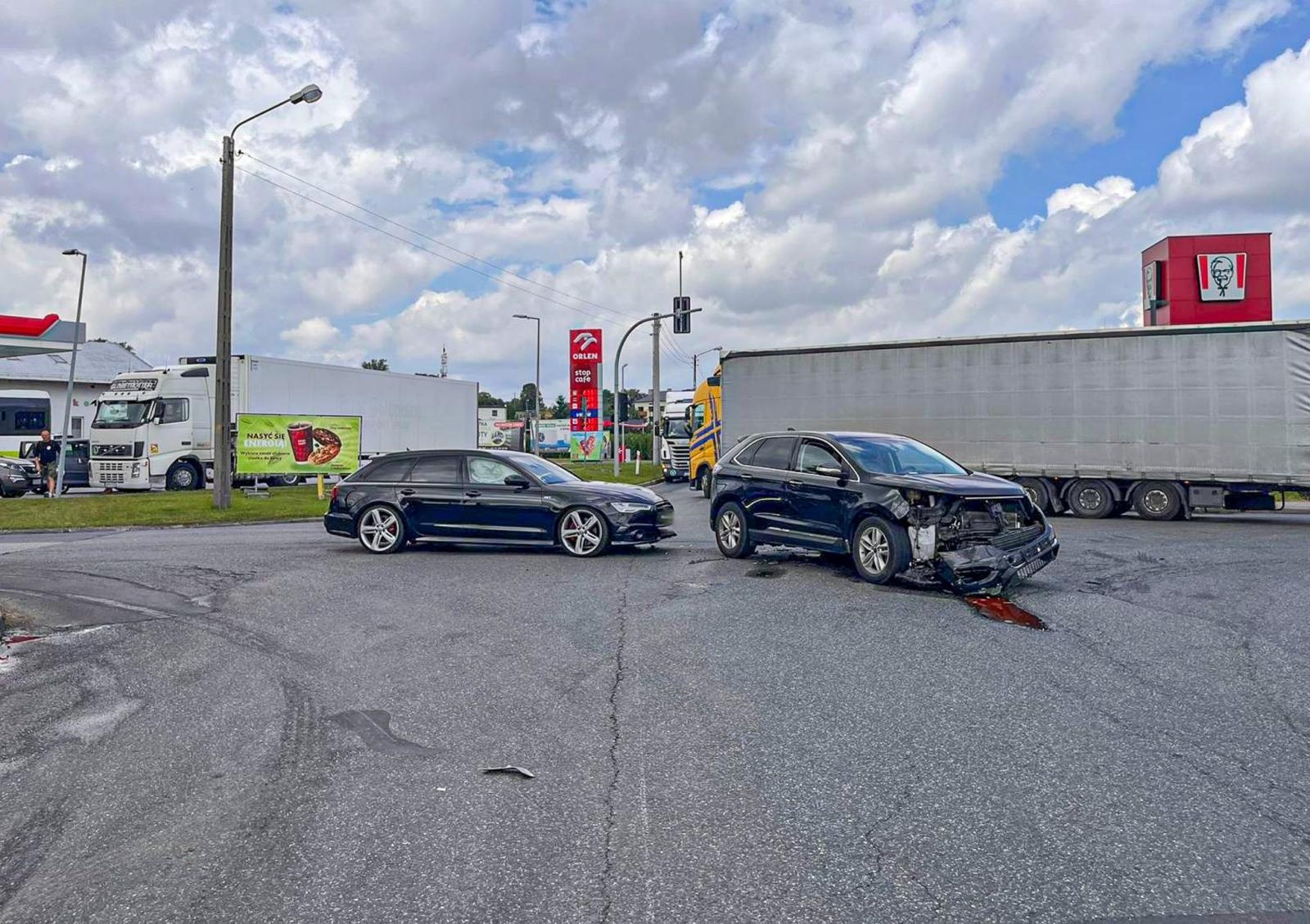 Zdjęcie w galerii na portalu naszraciborz.pl: Ford i audi zderzyły się na mycie. Sprawca nie dostosował się do sygnalizacji wiadomości z regionu