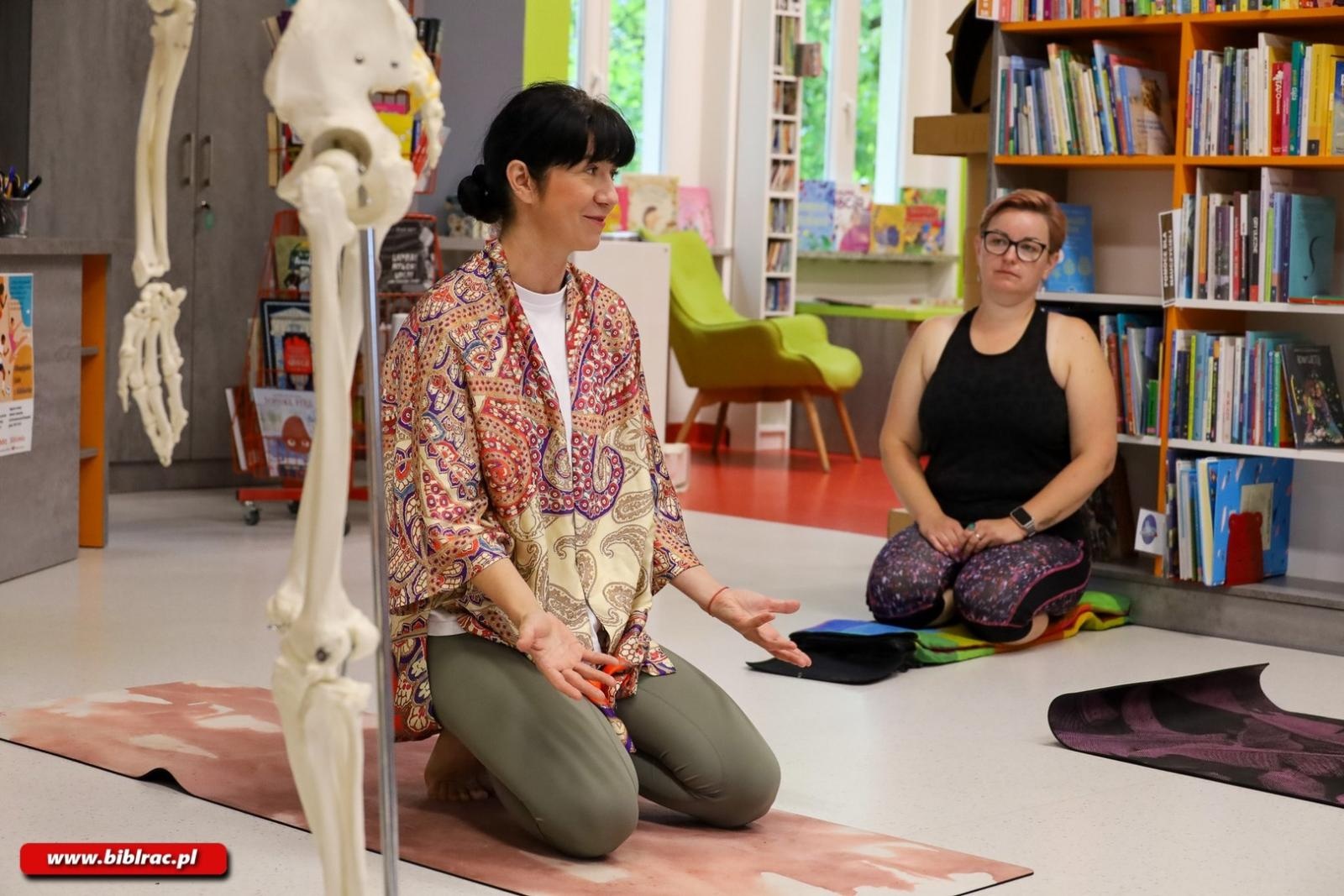 Zdjęcie w galerii na portalu naszraciborz.pl: Jak dbać o kręgosłup – za nami kolejne warsztaty jogi w Bibliotece wiadomości z regionu