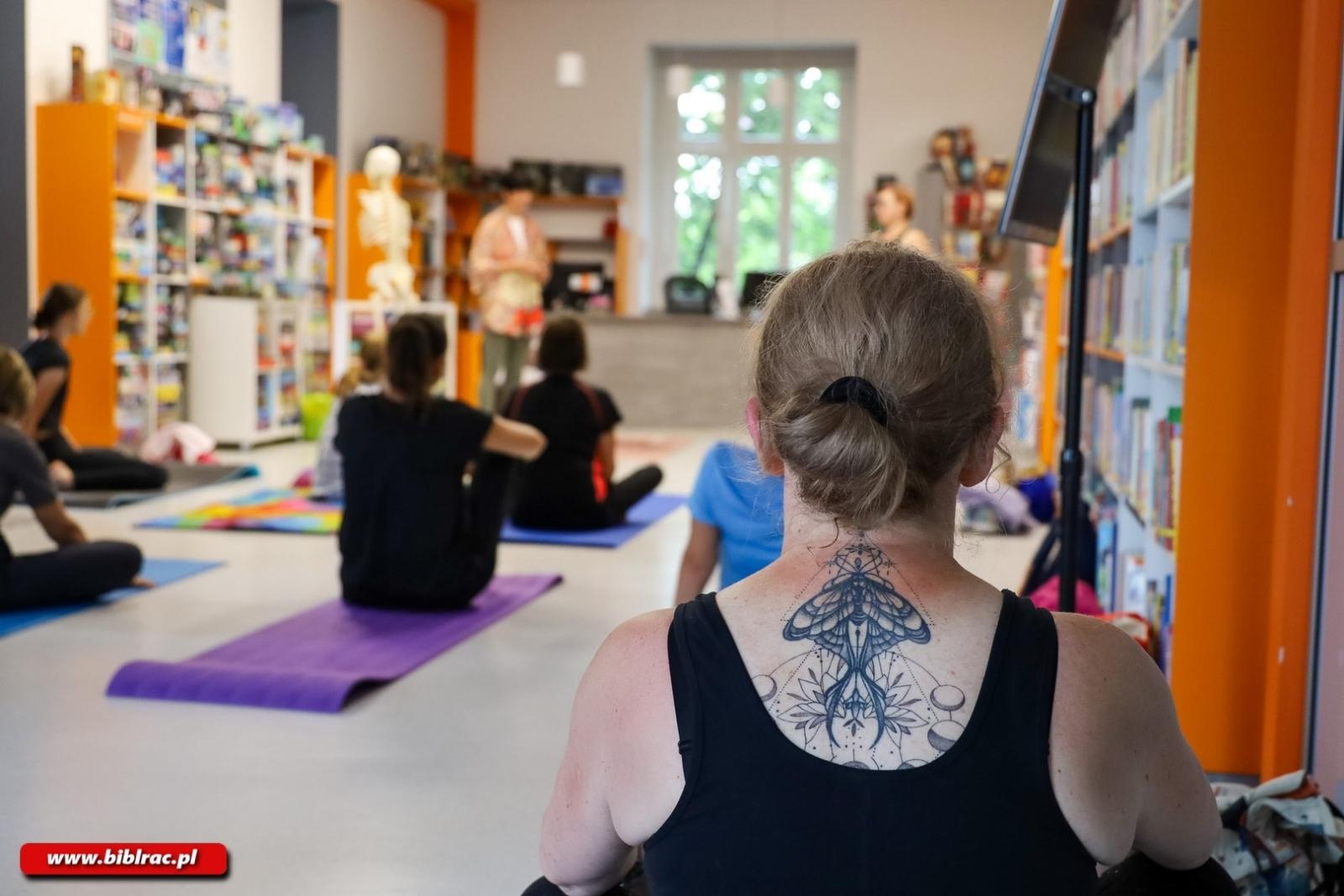 Zdjęcie w galerii na portalu naszraciborz.pl: Jak dbać o kręgosłup – za nami kolejne warsztaty jogi w Bibliotece wiadomości z regionu