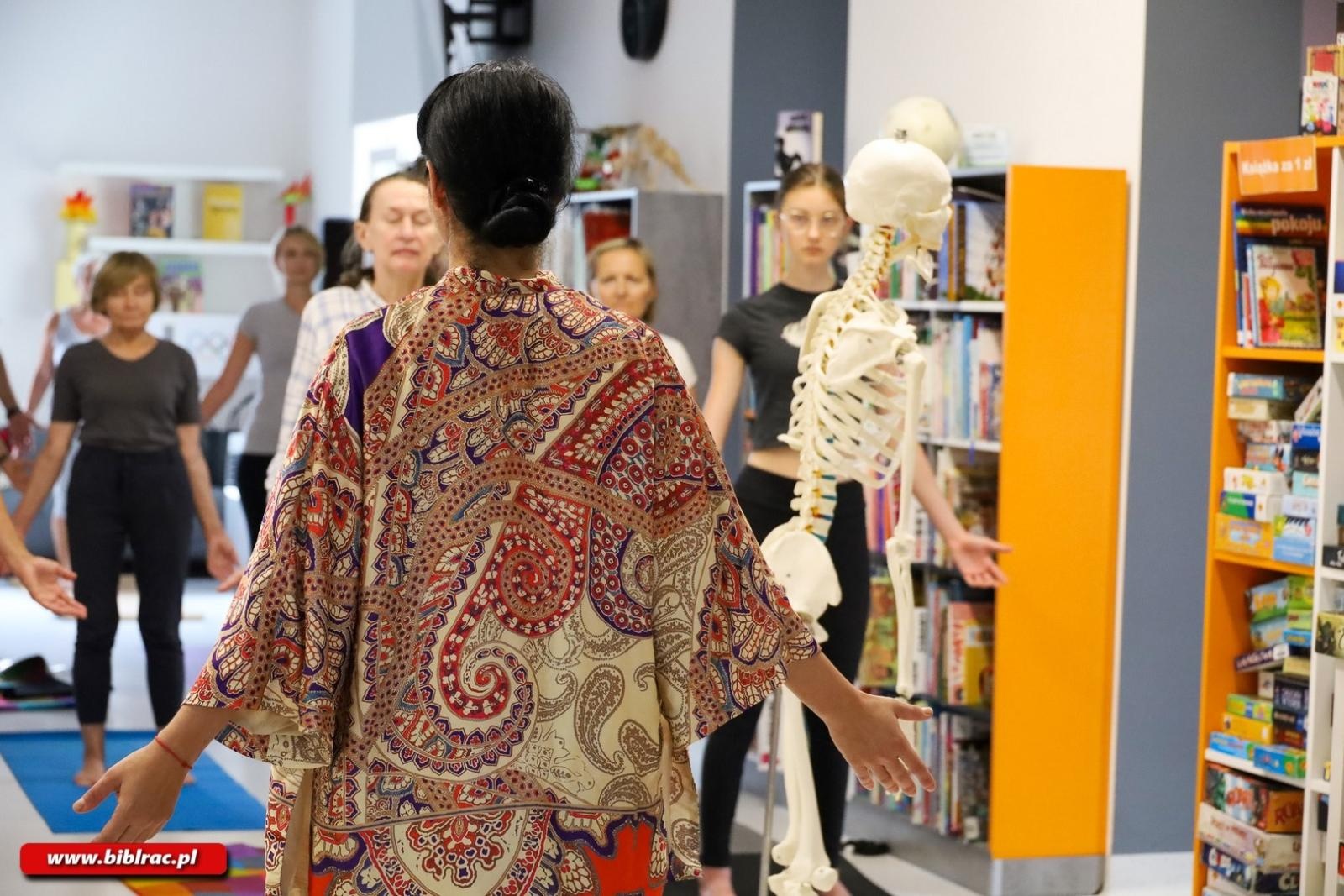 Zdjęcie w galerii na portalu naszraciborz.pl: Jak dbać o kręgosłup – za nami kolejne warsztaty jogi w Bibliotece wiadomości z regionu