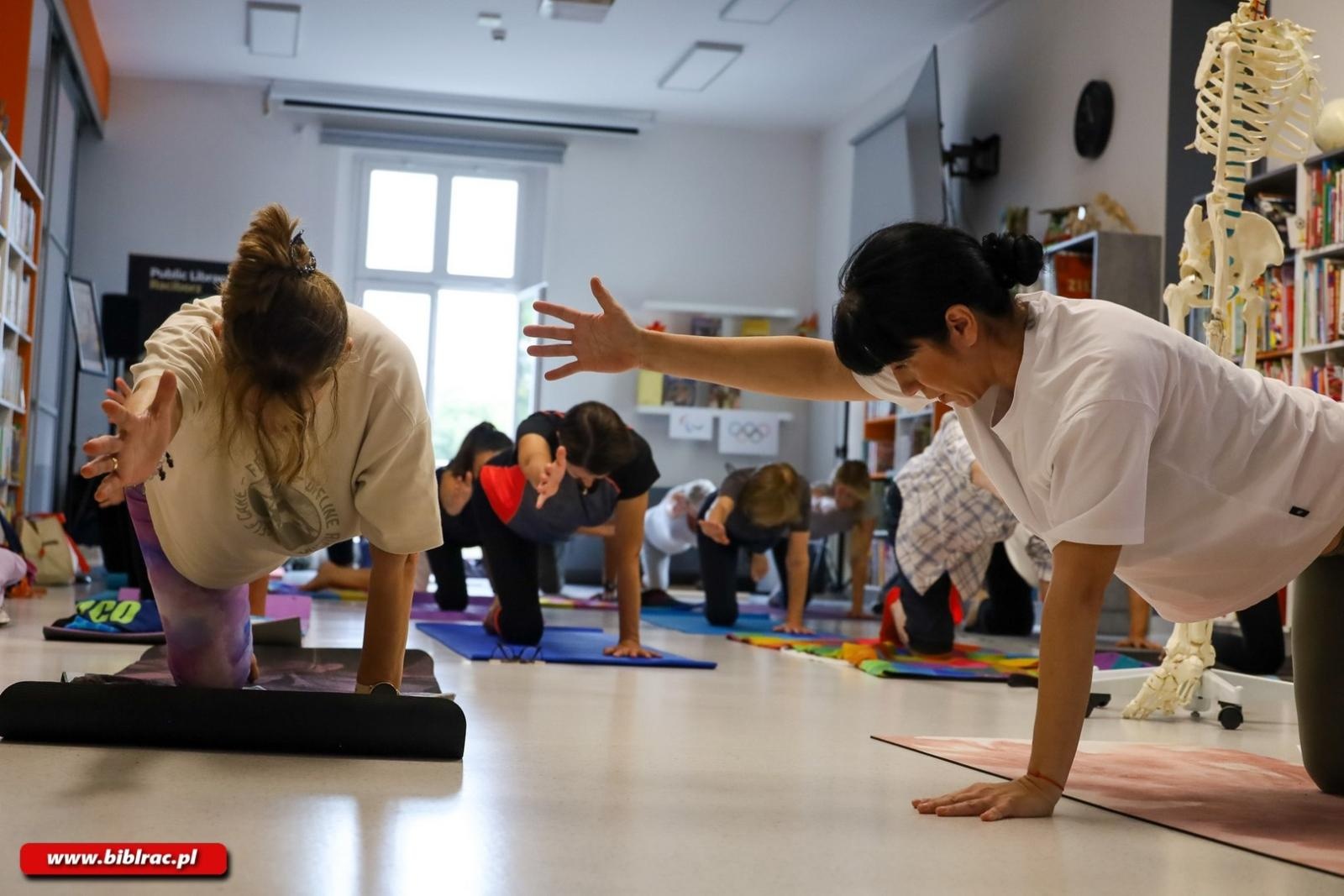 Zdjęcie w galerii na portalu naszraciborz.pl: Jak dbać o kręgosłup – za nami kolejne warsztaty jogi w Bibliotece wiadomości z regionu