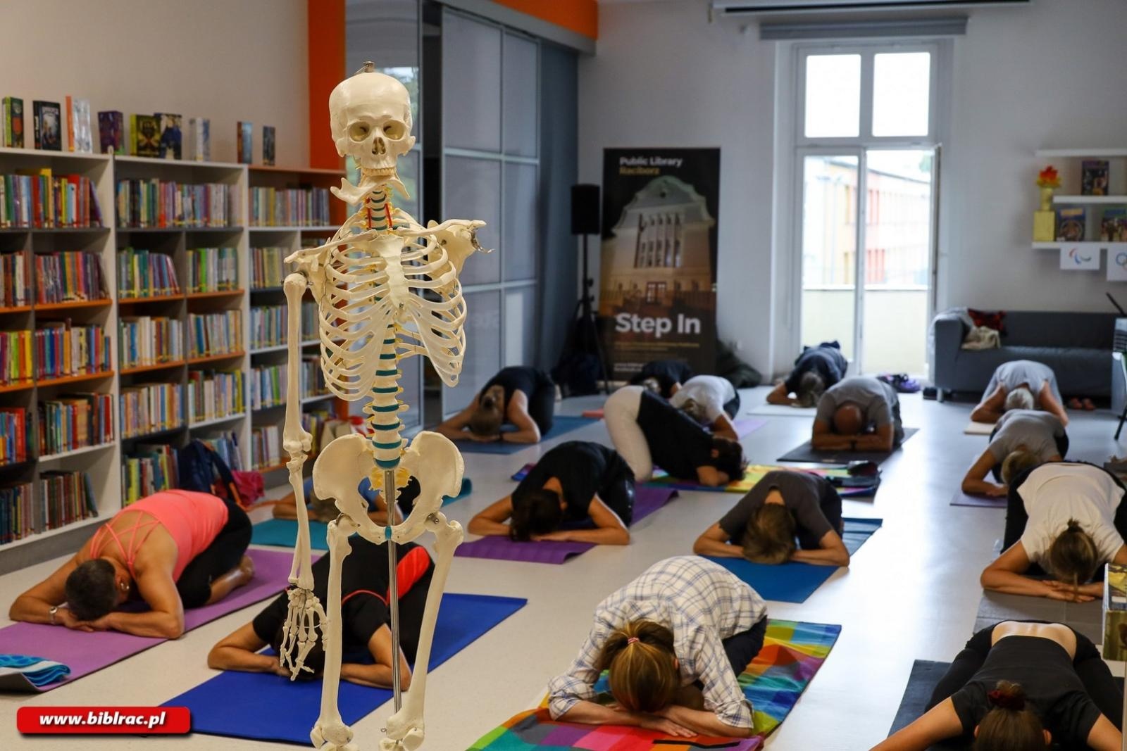 Zdjęcie w galerii na portalu naszraciborz.pl: Jak dbać o kręgosłup – za nami kolejne warsztaty jogi w Bibliotece wiadomości z regionu