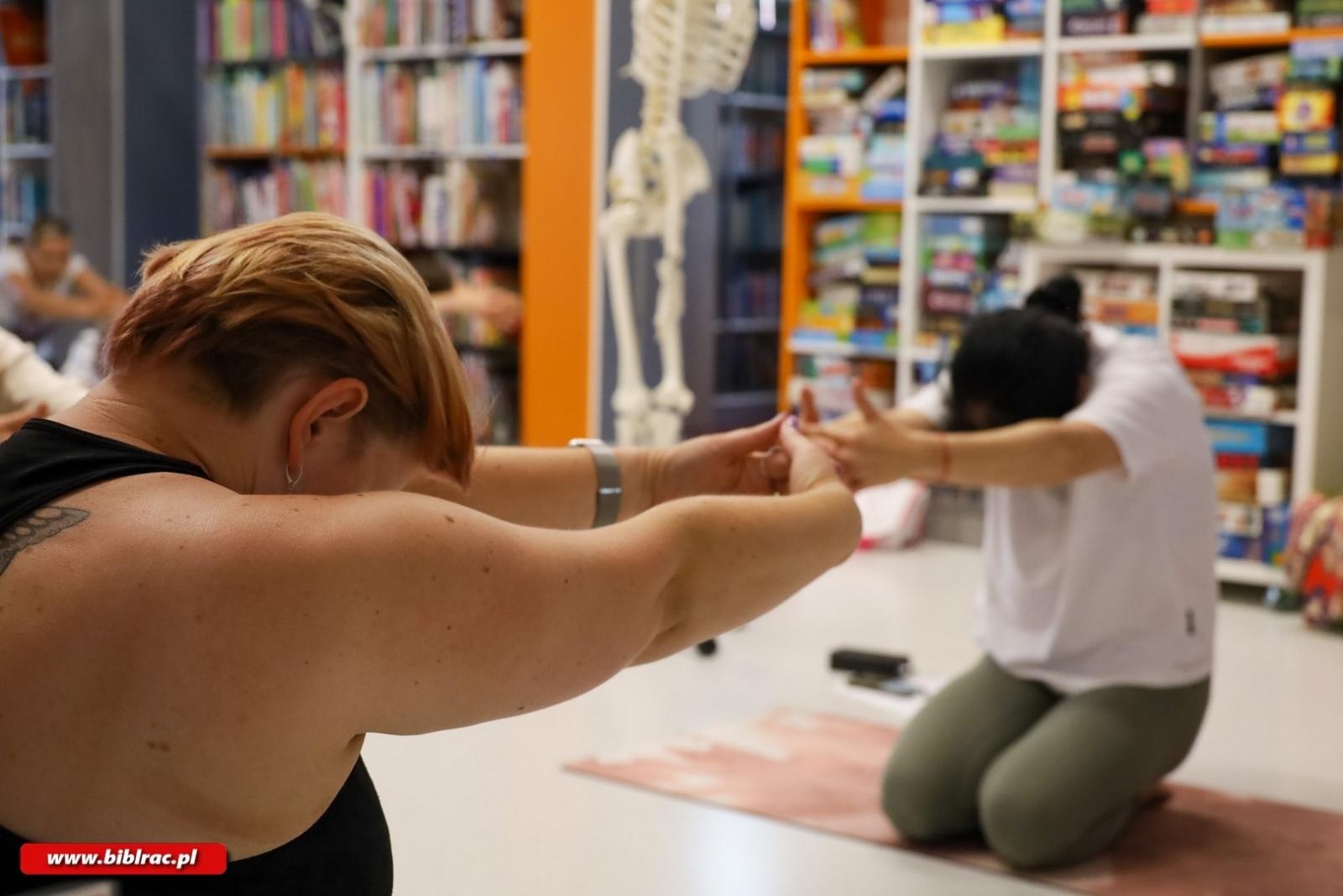 Zdjęcie w galerii na portalu naszraciborz.pl: Jak dbać o kręgosłup – za nami kolejne warsztaty jogi w Bibliotece wiadomości z regionu