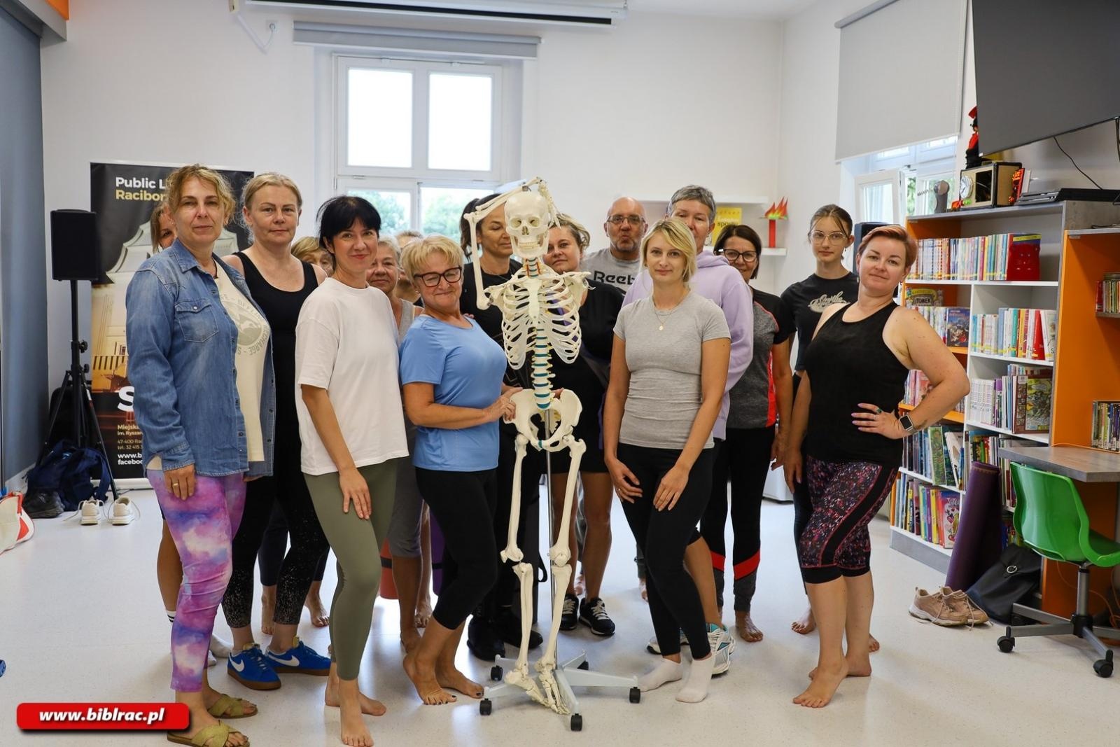 Zdjęcie w galerii na portalu naszraciborz.pl: Jak dbać o kręgosłup – za nami kolejne warsztaty jogi w Bibliotece wiadomości z regionu