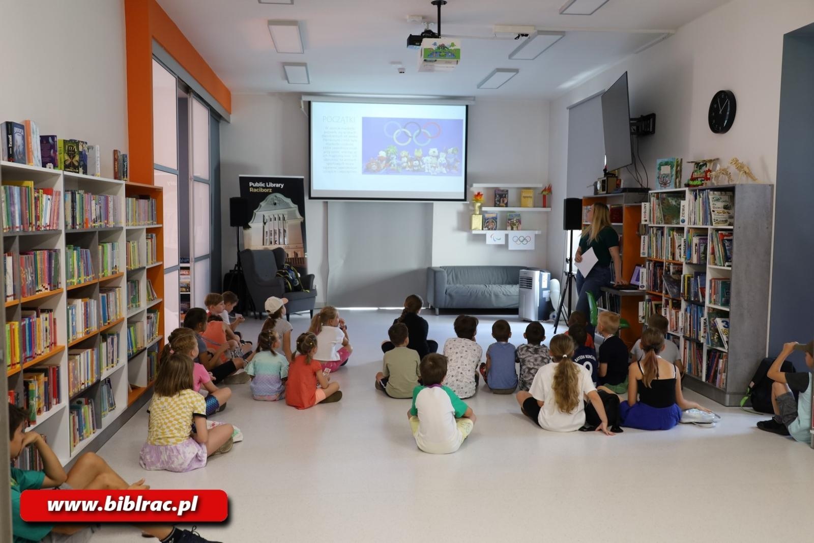 Zdjęcie w galerii na portalu naszraciborz.pl: Lato z biblioteką: Maskotki olimpijskie. Od Paloma de la Paz do Viniciusa wiadomości z regionu